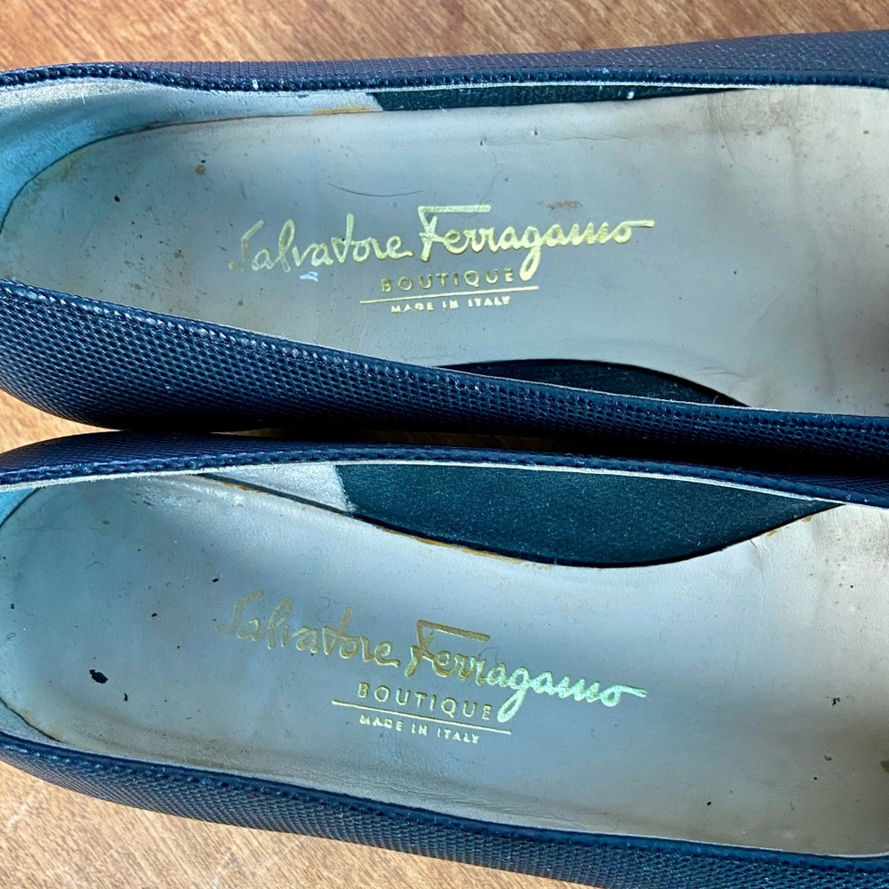 Vintage 1990s Salvatore Ferragamo Classic Luxury Black Leather Bow Heeled Pumps - Picture 9 of 13